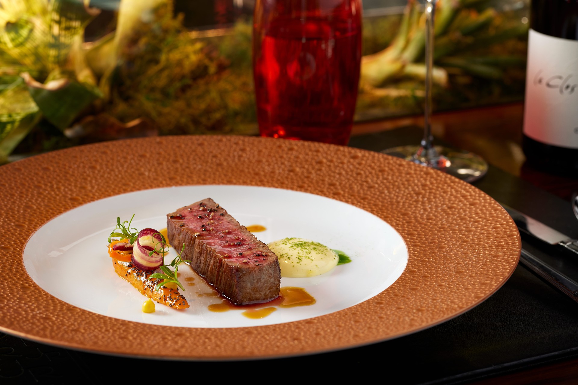 LE BOEUF WAGYU - Mishima reserve striploin, braised carrot, poppy seed, bernaise sauce (Antonio Cuellar Photography) (1) (1)